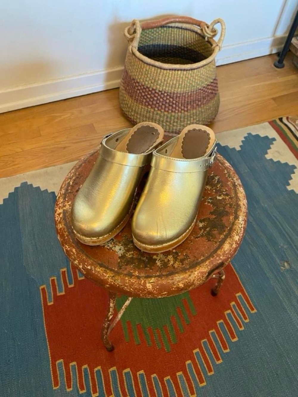 🌟 Vintage Metallic Gold Leather Clogs